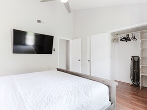 4 bedrooms, iron/ironing board, WiFi, bed sheets