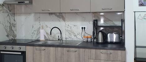 Fridge, oven, stovetop, dishwasher