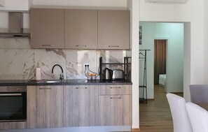 Réfrigérateur, un four, surface de cuisson, lave-vaisselle