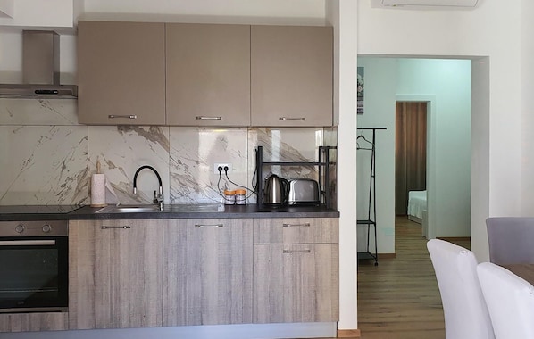 Fridge, oven, stovetop, dishwasher