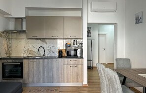 Kühlschrank, Mikrowelle, Ofen, Herdplatte