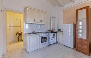 Réfrigérateur, four, lave-vaisselle, cafetière/bouilloire