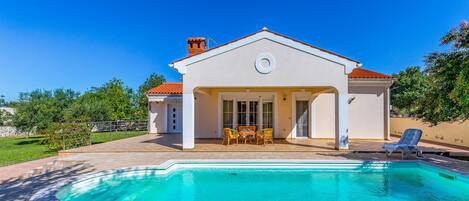 حمّام سباحة مُدفَّأ