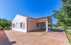 Exterior - Beautiful home in Peroj (Peroj)