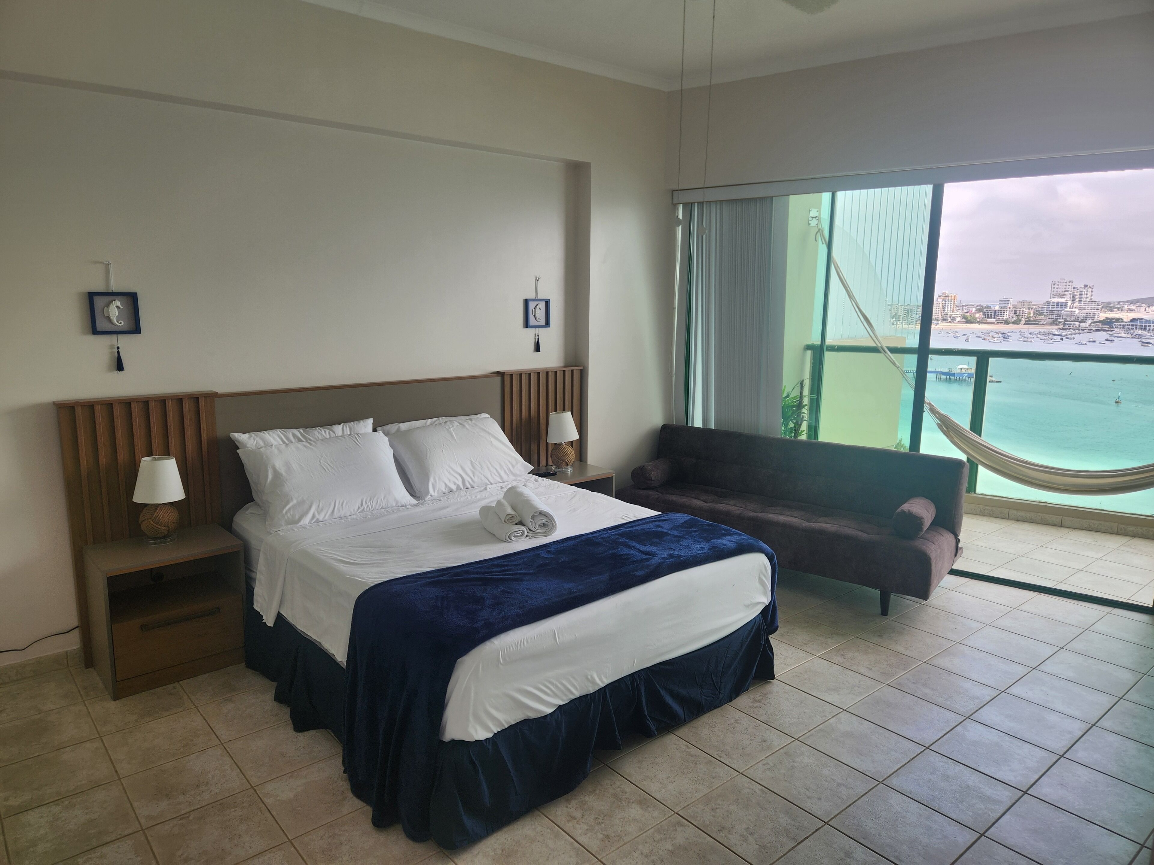 1 habitación, tabla de planchar con plancha, internet y ropa de cama 