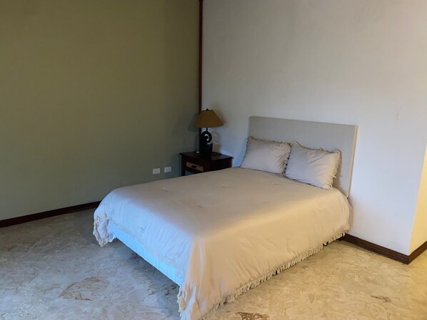 3 bedrooms, iron/ironing board, bed sheets
