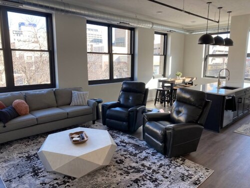 Upscale Condo in Downtown Lincoln - Walking distance to Memorial Stadium and PBA