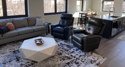 Upscale Condo in Downtown Lincoln - Walking distance to Memorial Stadium and PBA