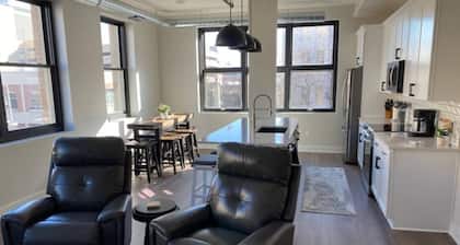 Upscale Condo in Downtown Lincoln - Walking distance to Memorial Stadium and PBA