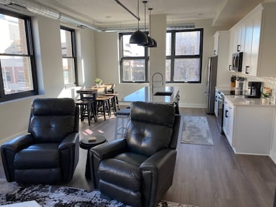 Upscale Condo in Downtown Lincoln - Walking distance to Memorial Stadium and PBA