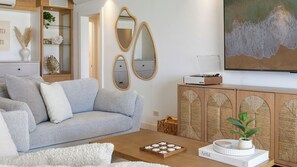 Living area - Luxury Oceanfront 3-bedroom Retreat with AC in the heart of Kihei (Kihei)