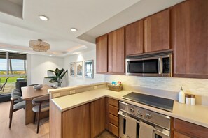 Private kitchen - Luxury Oceanfront 3-bedroom Retreat with AC in the heart of Kihei (Kihei)