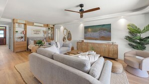 Living area - Luxury Oceanfront 3-bedroom Retreat with AC in the heart of Kihei (Kihei)