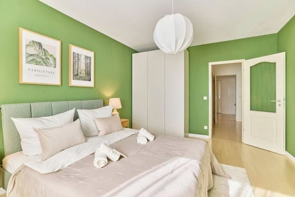 3 bedrooms, iron/ironing board, WiFi, bed sheets