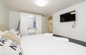 2 bedrooms, iron/ironing board, free WiFi