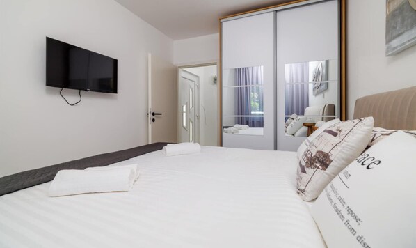 2 bedrooms, iron/ironing board, free WiFi