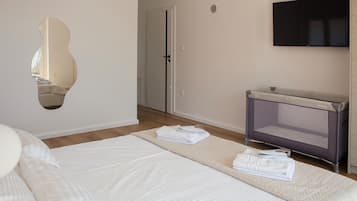 7 bedrooms, travel crib, free WiFi