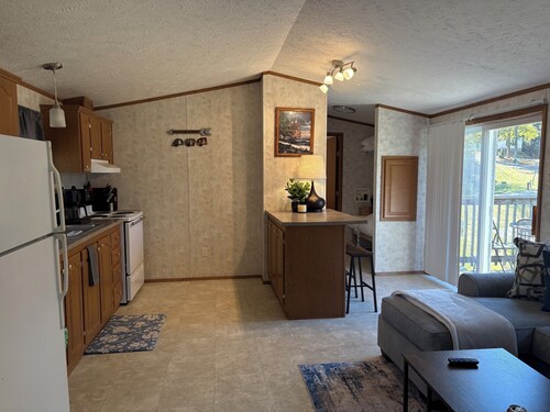 Cozy 2-bedroom cabin minutes from Kincaid Lake boat ramp