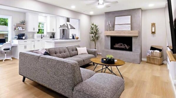 Smart TV, fireplace - Little Gem of White Rock Hills (Dallas)