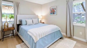 3 bedrooms, desk, iron/ironing board, free WiFi - Little Gem of White Rock Hills (Dallas)