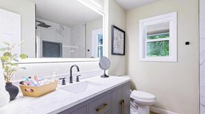 Shower, hair dryer, towels, soap - Little Gem of White Rock Hills (Dallas)