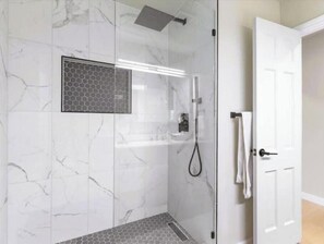 Dusche, Haartrockner, Handtücher, Seife