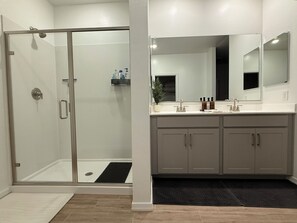 Douche, sèche-cheveux, serviettes fournies, savon