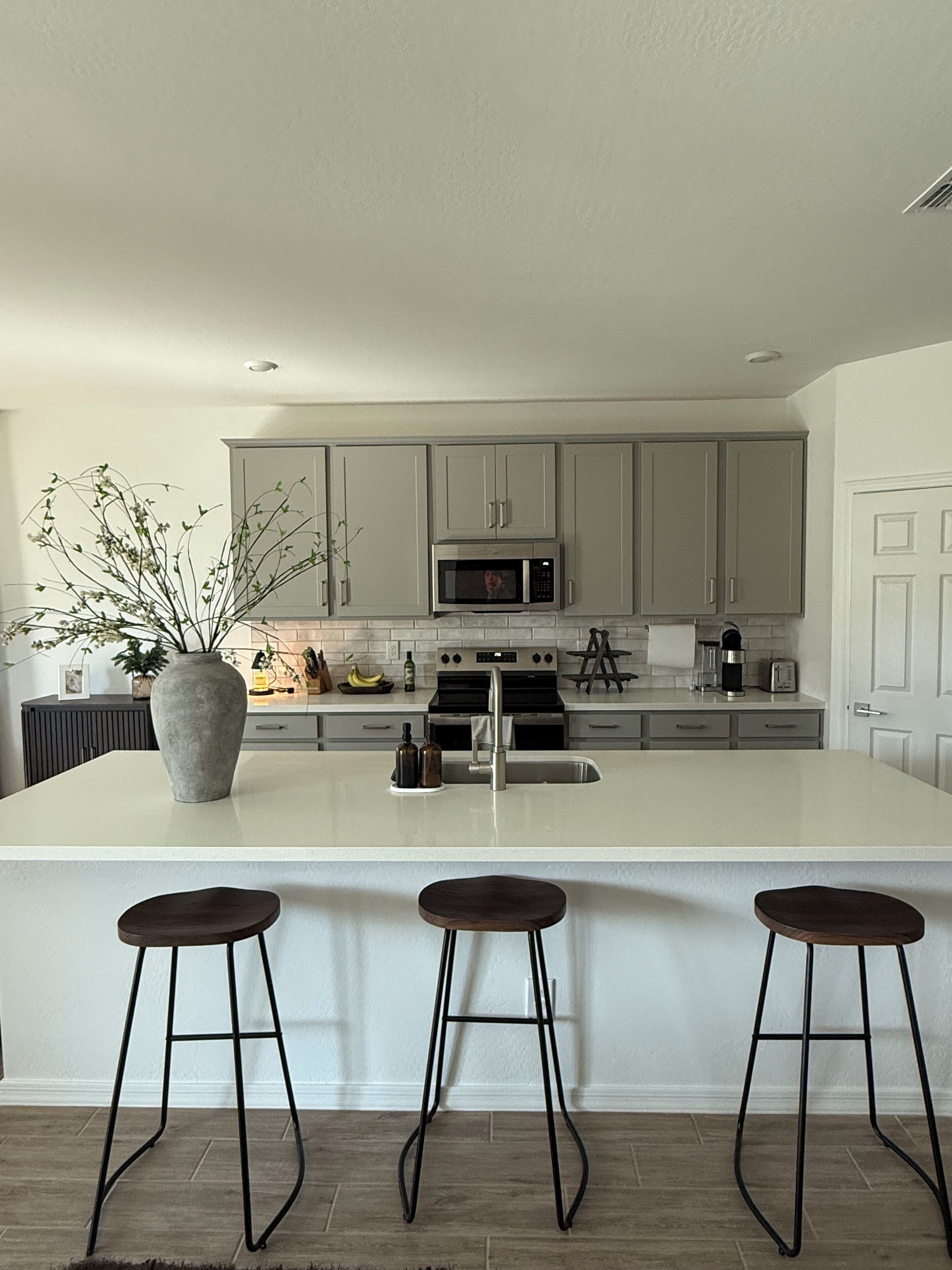 Jääkaappi, mikroaaltouuni, uuni, liesi