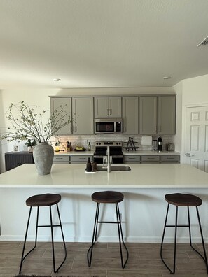 冷蔵庫、電子レンジ、オーブン、コンロ