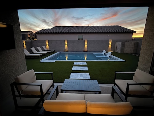 •NEW- Stylish 3-Bedroom, 2-Bath Oasis with Pool – Comfort & Relaxation in One!