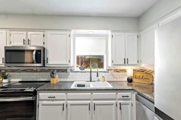 Mikrowelle, Ofen, Herdplatte, Geschirrspüler