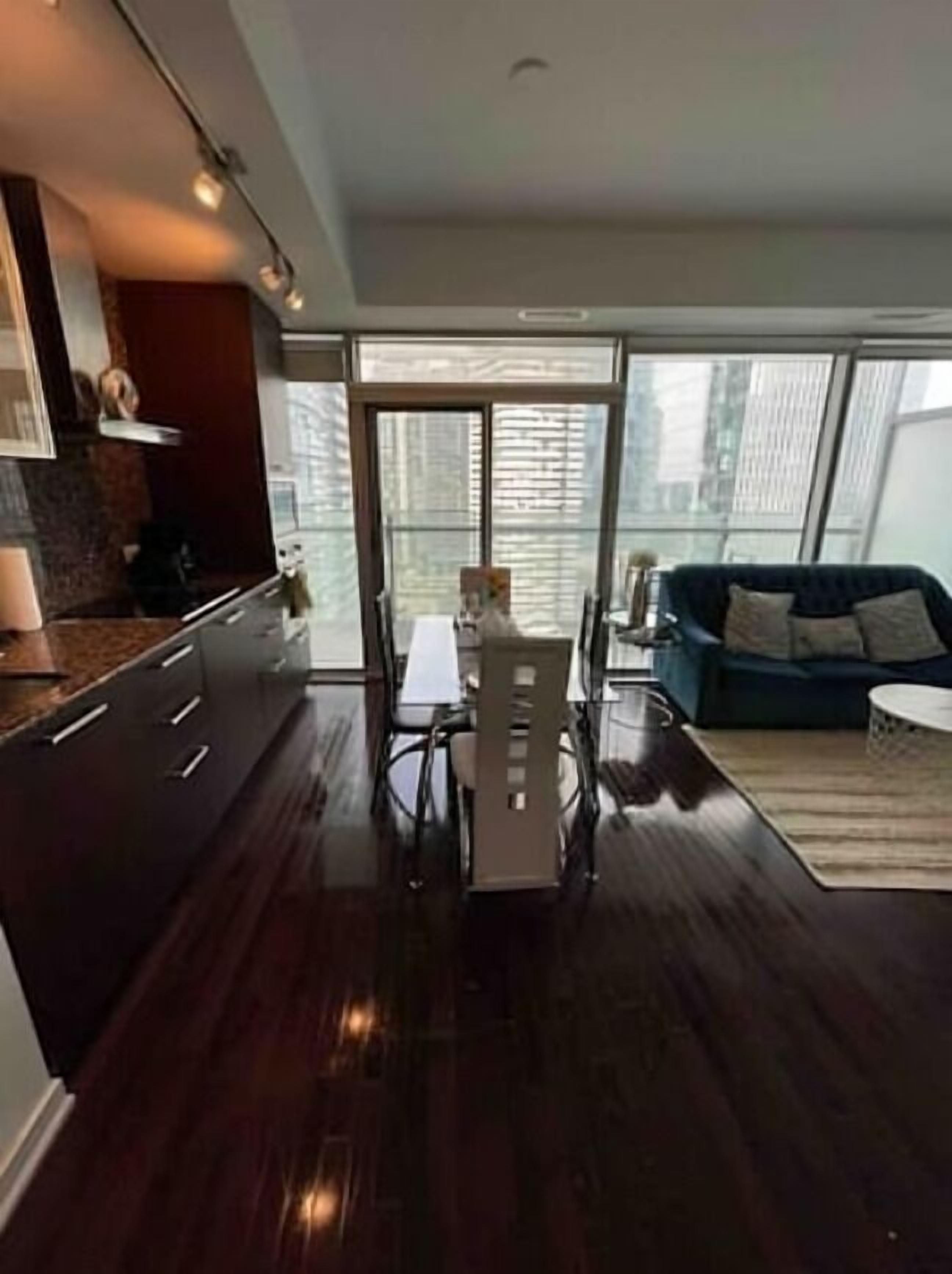 基础公寓 | 起居区