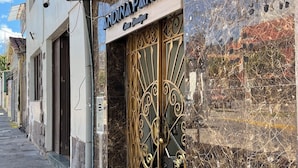 Ein Boutique-Hotel namens 'Andina Pardo Casa Boutique' mit einem markanten schmiedeeisernen Tor und einem Schild über dem Eingang.