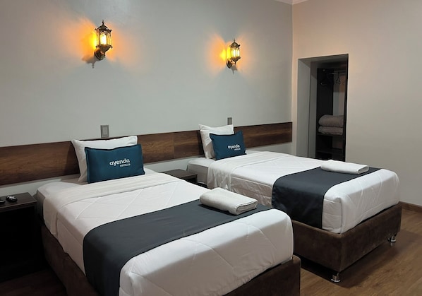 Chambre Confort double, 2 lits doubles | Système d’insonorisation, accès au Wi-Fi (inclus)