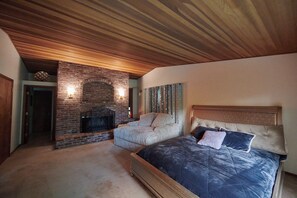 5 bedrooms, desk, free WiFi, bed sheets