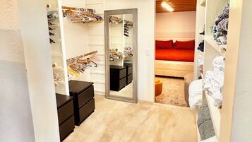 5 bedrooms, desk, free WiFi, bed sheets