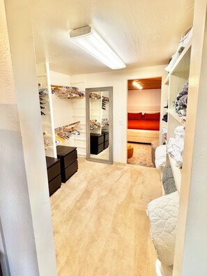 5 bedrooms, desk, free WiFi, bed sheets