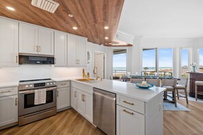 Microondas, horno, parrilla de estufa y lavavajillas 