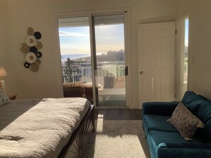 4 bedrooms, iron/ironing board, internet, bed sheets