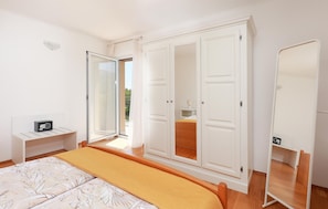 4 bedrooms, travel cot, free WiFi