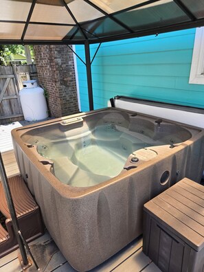 Outdoor spa tub - Dog Friendly Dolly Parton Themed Pool House Oasis by the Beach (North Myrtle Beach)