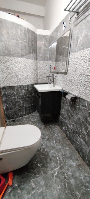 House, 3 Bedrooms, Smoking, Balcony | Bathroom