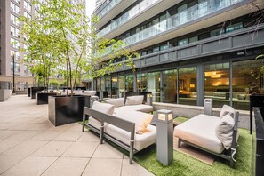 Terrace/patio - The Britt| King Bed, Jacuzzi Gym Pool and More| Your Downtown Getaway| (Toronto)