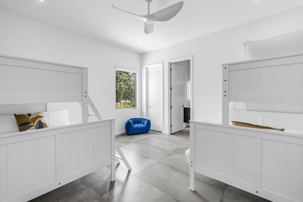 6 bedrooms, iron/ironing board, WiFi, bed sheets