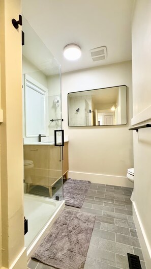 Een douche, een haardroger, handdoeken, zeep