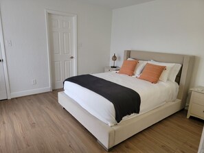 2 habitaciones, tabla de planchar con plancha, wifi y ropa de cama 