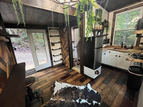 Kühlschrank, Mikrowelle, Herdplatte, Wasserkocher mit Kaffee-/Teezubehör