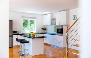 Fridge, oven, dishwasher, coffee/tea maker