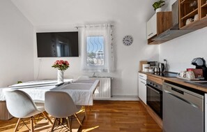 Fridge, oven, stovetop, dishwasher