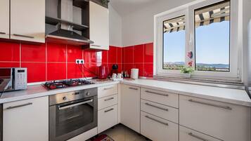 Een koelkast, een oven, een kookplaat, een vaatwasser